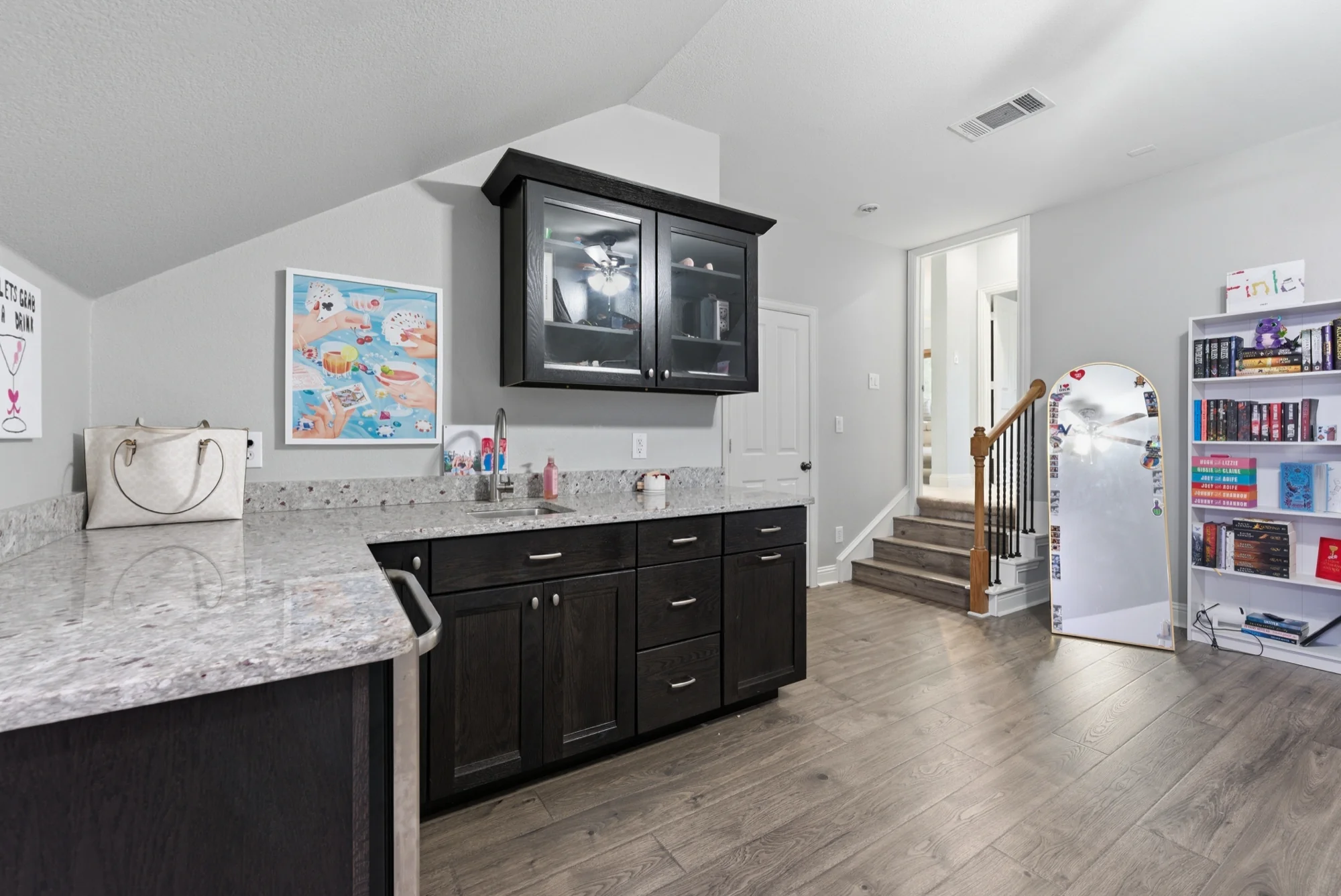 Guest bedroom four wet bar